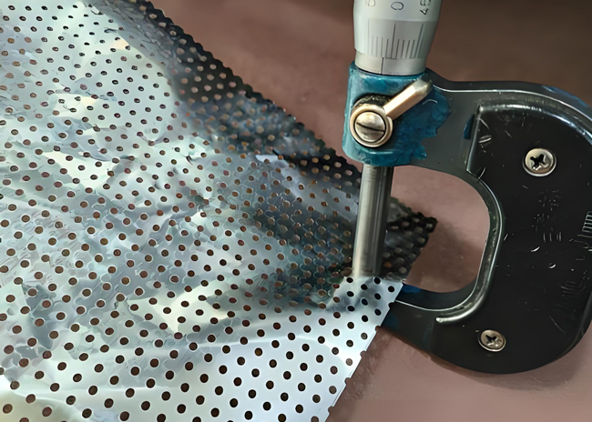 锂电铜箔使用激光打孔和模具冲孔工艺分析(图1)